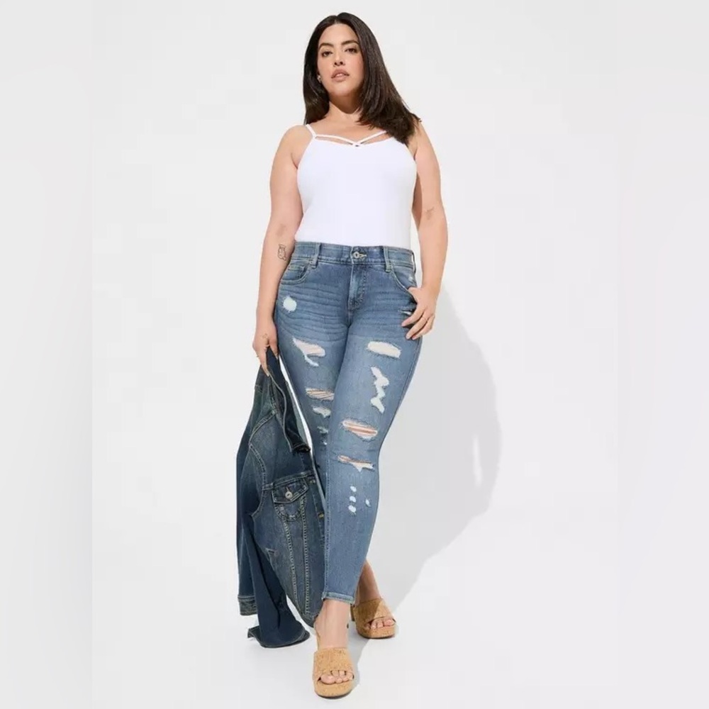 Torrid bombshell skinny distressed jeans